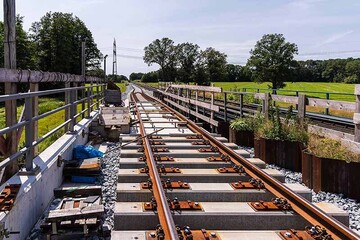 Nahaufnahme der Gleise der Gronaubruecke